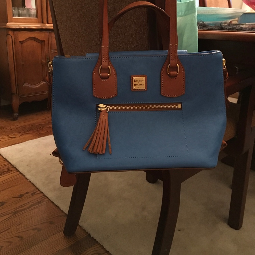 Dooney and bourke shoulder tote bag